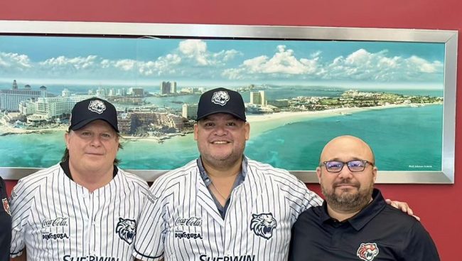 Alejandro García Gamboa con Fernando Valenzuela Burgos, Mario Ceballos y Mario Serrano, firma de convenio para transmisión de los juegos de los Tigres en 2025 por Sipse, del 160425 en Cancún