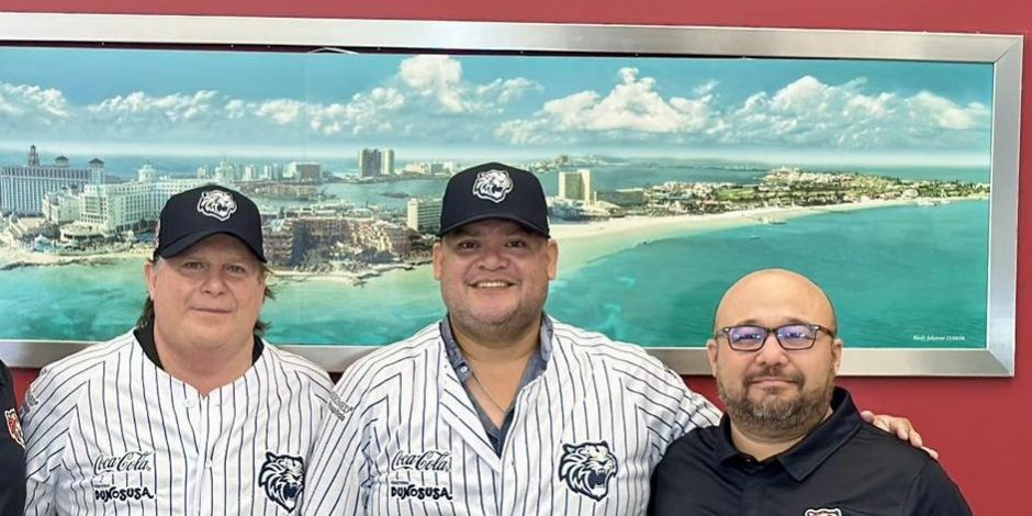 Alejandro García Gamboa con Fernando Valenzuela Burgos, Mario Ceballos y Mario Serrano, firma de convenio para transmisión de los juegos de los Tigres en 2025 por Sipse, del 160425 en Cancún
