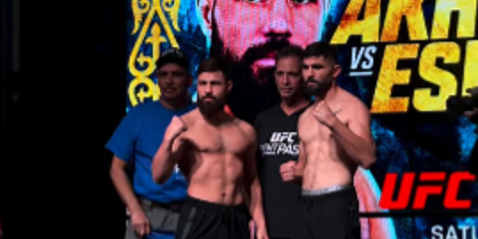 Elías Espadas pesaje vs. Sadriddin Akhmedov, del 180425 en Commerce City, California