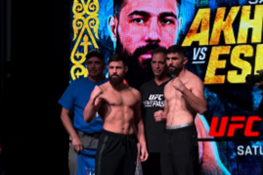 Elías Espadas pesaje vs. Sadriddin Akhmedov, del 180425 en Commerce City, California