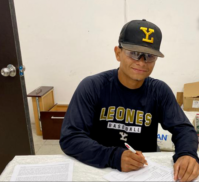 Elías Verdugo, firma con los Leones de Yucatán, del 090422