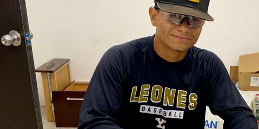 Elías Verdugo, firma con los Leones de Yucatán, del 090422