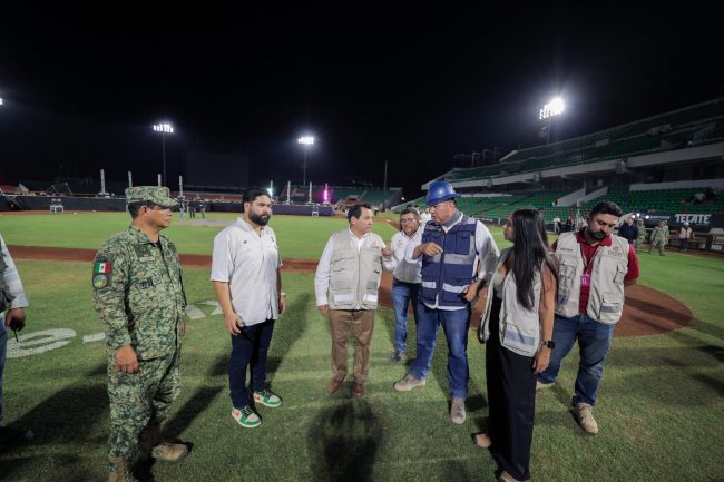 Joaquín Díaz Mena, Alaine López Briceño, Erik Arellano Hernández y militar Herminio Jiménez Velázquez supervisión remozamiento parque Kukulcán, del 230425, 2 días antes reinauguración