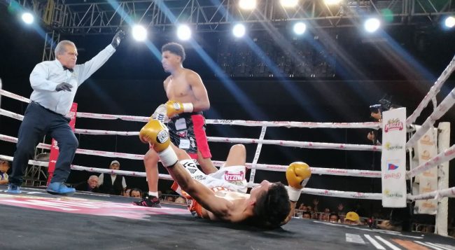José Ángel Mantequillita Nápoles vs. Pablo Rojo Peraza gkot 3 del 120425 en Centro de convenciones Yucatán Siglo XXI, con réferi Mario Bigotes Mena, foto de desde mi esquina.