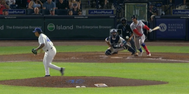 Manuel Bolón Rodríguez recibe sencillo al central de su primer rival en la alta de la 9a, Alex Bregman de Boston, del 150425 en Tampa, pero colgó el cero