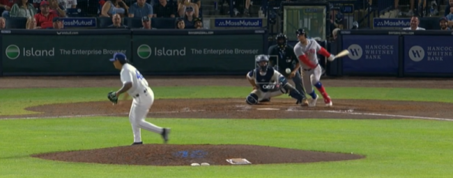 Manuel Bolón Rodríguez recibe sencillo al central de su primer rival en la alta de la 9a, Alex Bregman de Boston, del 150425 en Tampa, pero colgó el cero