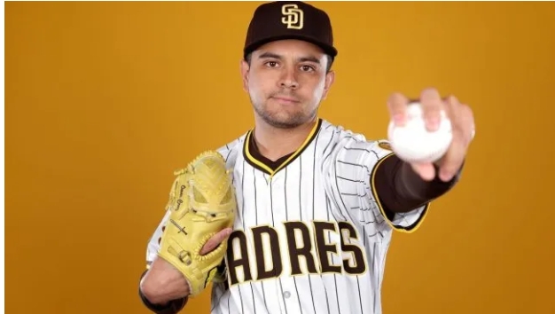 Omar Cruz, debut en las Ligas Mayores 1 del 020425 en San Diego, Padres vs. Guardianes de Cleveland 7×0, lanzó la 9a.jpg