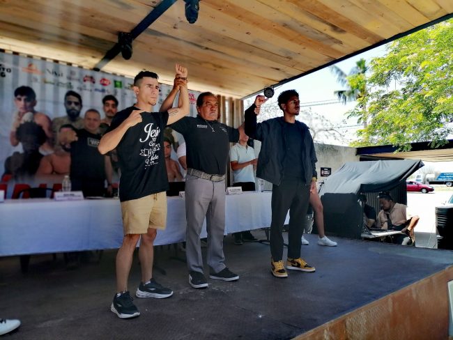 Pablo Rojo Peraza con José Ángel Mantequillita Nápoles, presentación de ambos, para su pelea del 120425, del 100425
