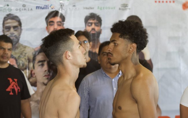 Pablo Rojo Peraza pesaje vs. José Ángel Mantequillita Nápoles del 110425 en Ybys Galerías, con Jorge Martín Pech
