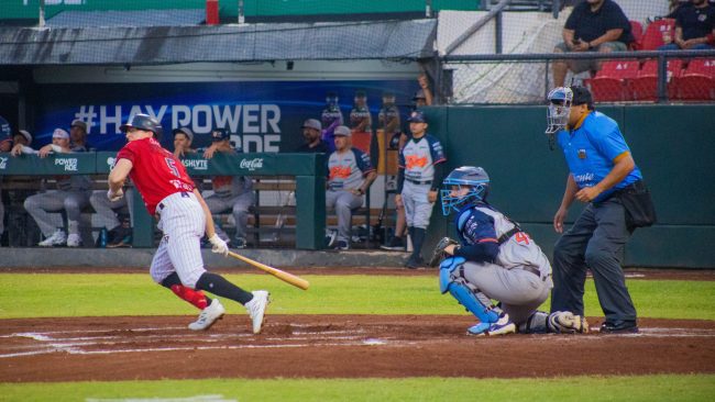 Tigres de Quintana Roo vs. Piratas de Campeche, 2 juego para ambos, 2o de la serie, serie empatada, 6×5, 7 del 190425 en Campeche, Andrew Stevenson con cátcher Robert Emery y umpire Kevin Basurto