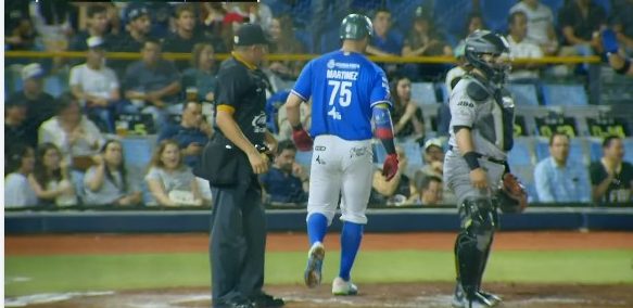 Bravos de León vs. Leones de Yucatán, juego 37, 1o de la serie, 9×8, del 300525 en León, Alberth Martínez anota con cátcher Ramón Cabrera
