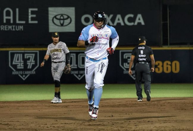 Guerreros de Oaxaca vs. Leones de Yucatán, juego 17, 2o de la serie, serie empatada, 14×5, 11 del 070525 en Oaxaca, Reynaldo Rodríguez con Edwin García