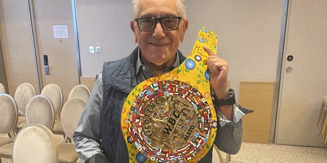 José Manzur Argüelles con cinturón tutifruti del CMB del 020525 en Riad, Arabia Saudita