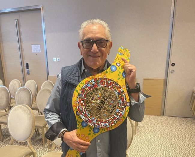José Manzur Argüelles con cinturón tutifruti del CMB del 020525 en Riad, Arabia Saudita