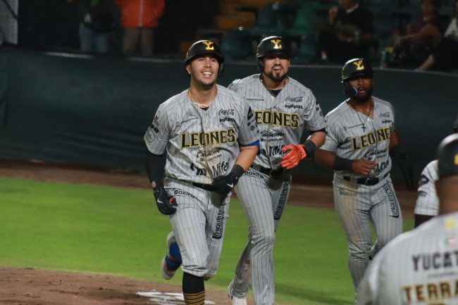 Leones de Yucatán vs. Pericos de Puebla, 3o de la serie, serie para Puebla, 13×8, 8 del 150525 en Puebla, Diosbel Arias, Norberto Obeso y Miles Simington