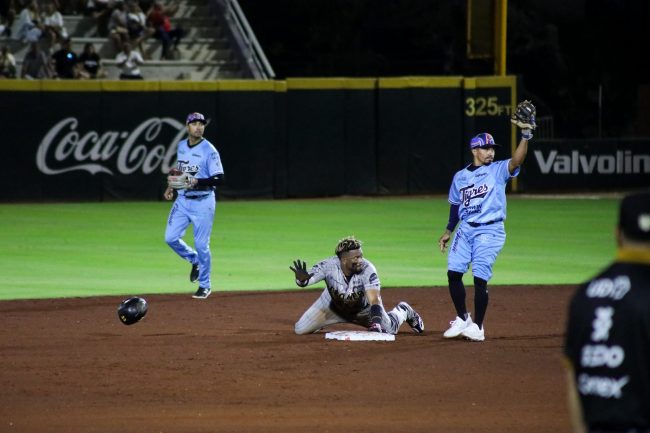 Leones de Yucatán vs. Tigres de Quintana Roo, juego 26, 2o de la serie, serie para los Leones, 8×0, 38 del 170525 en Cancún, Melvin Mercedes con Yadir Drake
