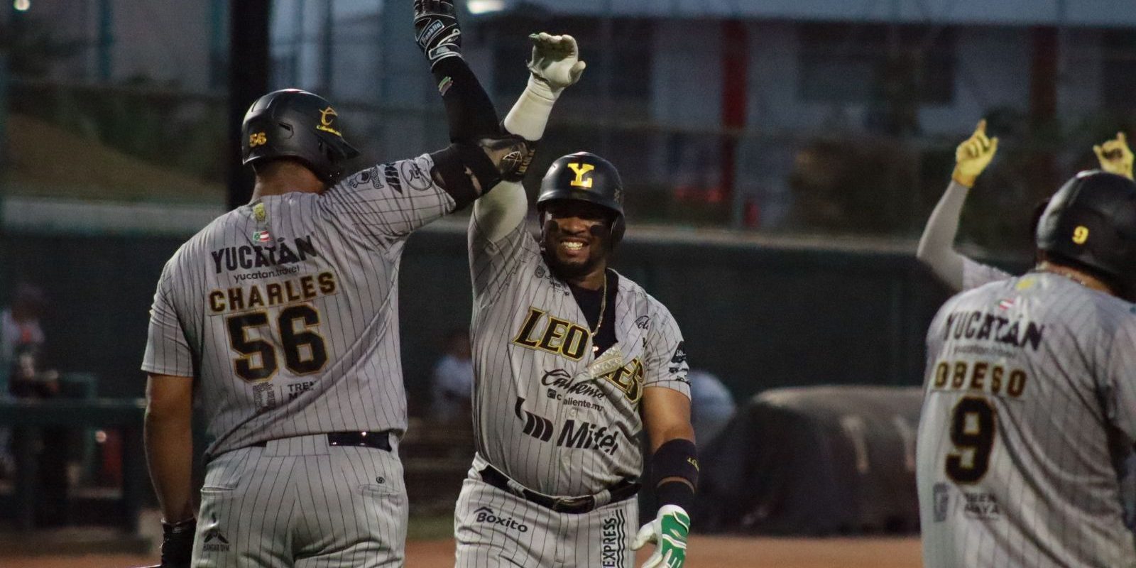 Leones de Yucatán vs. Tigres de Quintana Roo, juego 27, 3o de la serie, serie para los Leones, los Leones sacan la escoba, 5×3, del 180525 en Cancún, Yadir Drake con Art Charles