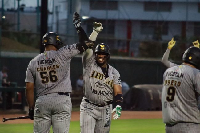 Leones de Yucatán vs. Tigres de Quintana Roo, juego 27, 3o de la serie, serie para los Leones, los Leones sacan la escoba, 5×3, del 180525 en Cancún, Yadir Drake con Art Charles