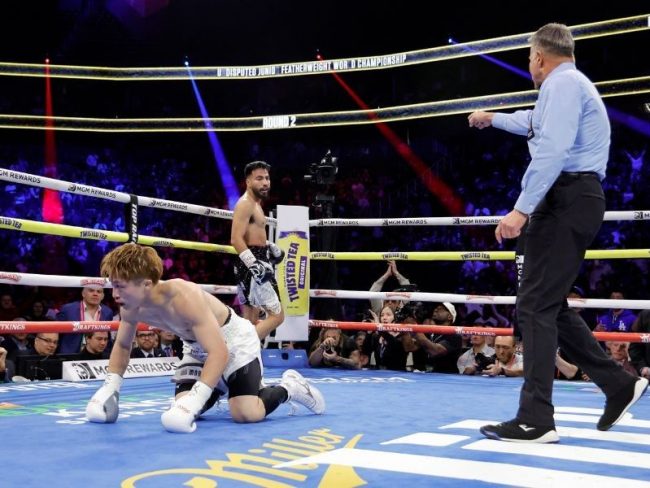 Naoya Inoue vs. Ramón Cárdenas, gkot 8, retuvo cetros mundiales absolutos súpergallo, del 040525 en Las Vegas, con réferi Thomas Taylor Inoue en la lona, 2o round