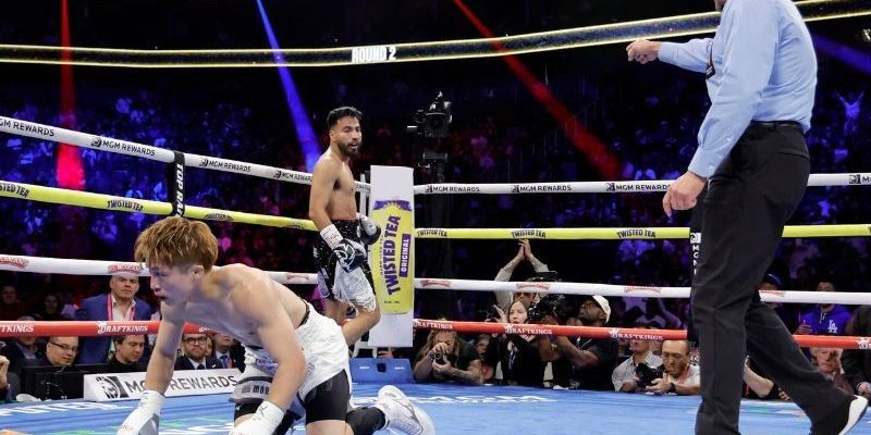 Naoya Inoue vs. Ramón Cárdenas, gkot 8, retuvo cetros mundiales absolutos súpergallo, del 040525 en Las Vegas, con réferi Thomas Taylor Inoue en la lona, 2o round