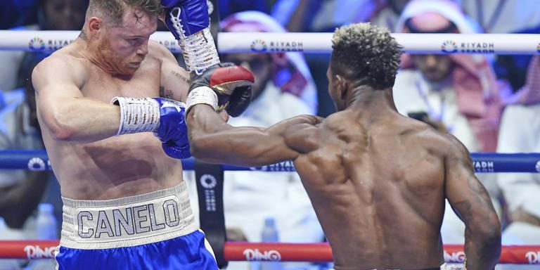 Saúl Canelo Álvarez vs. William Scull gdu 12 del 040525 en Riad, horario local por tv, retuvo cetros súpermediano CMB, AMB OMB y recuperó el de la FIB, para volver a ser indiscutido