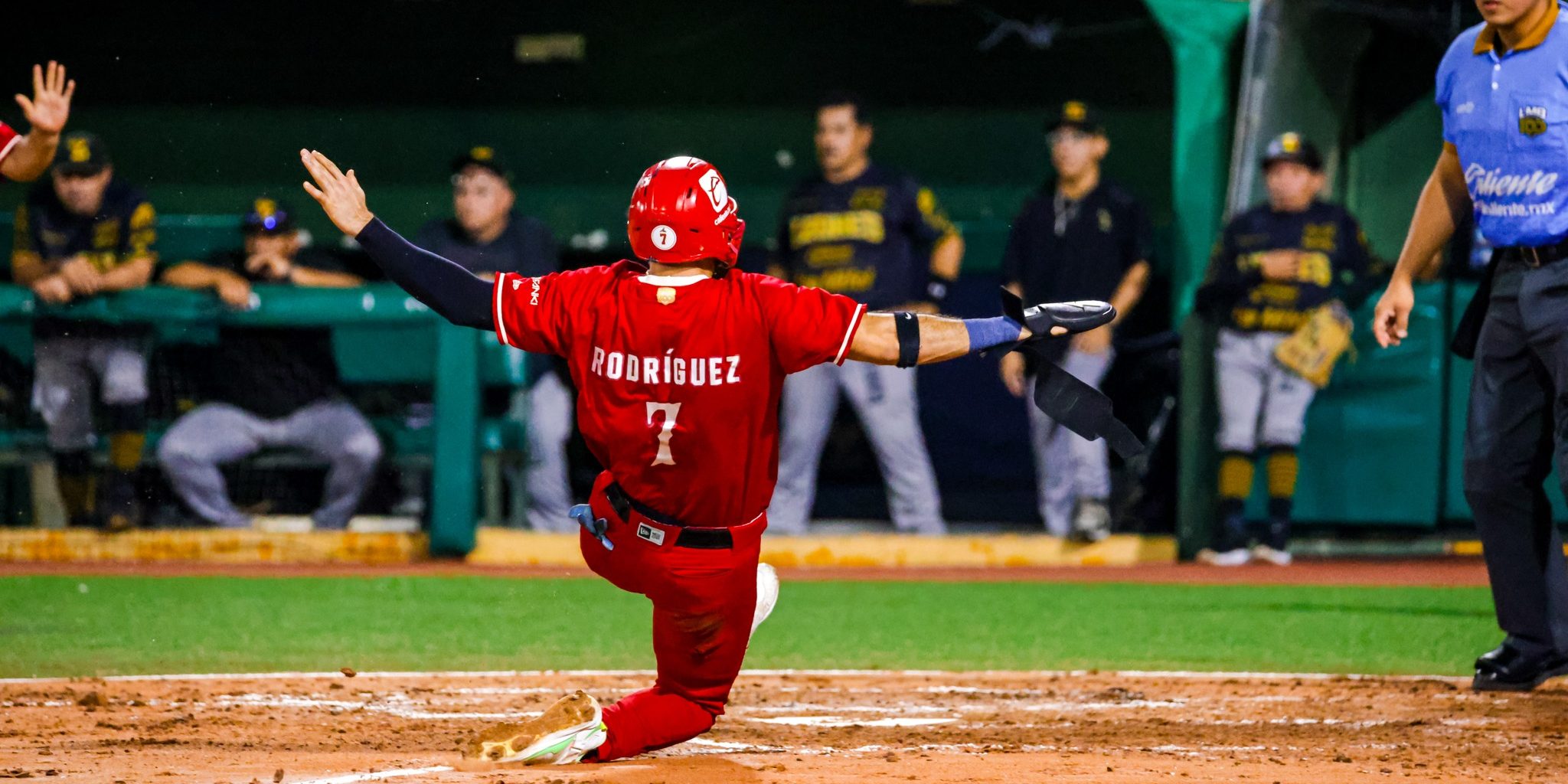 Águila de Veracruz vs. Leones de Yucatán, 1o de la serie, 5×3, 1 del 240625 en Veracruz, Herlis Rodríguez, con umpire Rafael Ramírez,