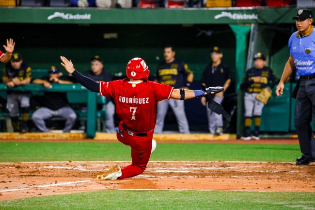 Águila de Veracruz vs. Leones de Yucatán, 1o de la serie, 5×3, 1 del 240625 en Veracruz, Herlis Rodríguez, con umpire Rafael Ramírez,