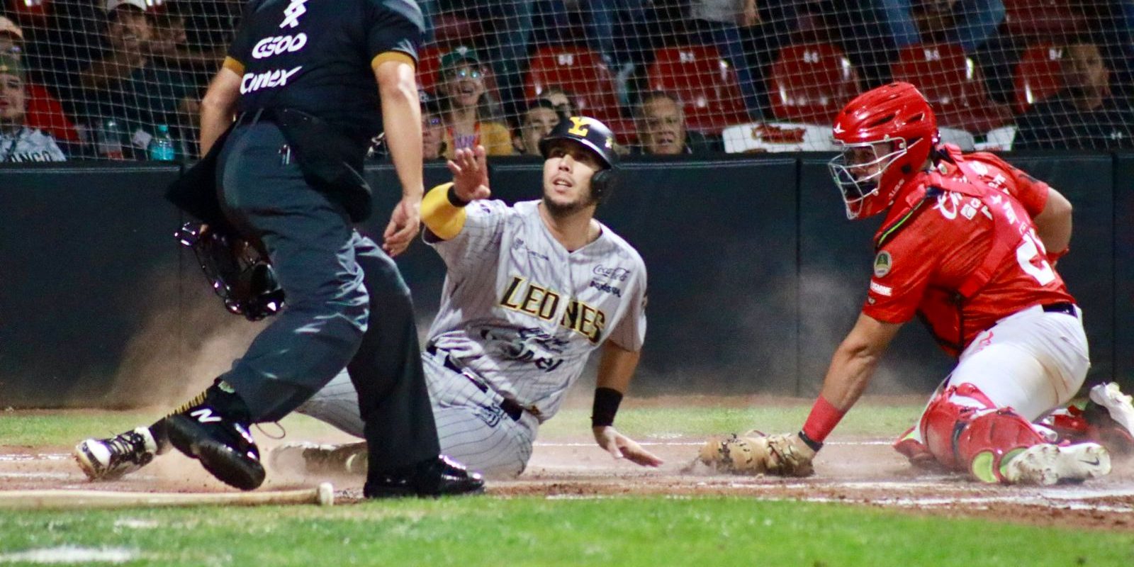 Calientes de Durango vs. Leones de Yucatán, juego 46, 1o de la serie, 16×10, 2 del 100625 en Durango, Geraldi Díaz, cátcher, Víctor Torres, umpire y Diosbel Arias barriéndose,