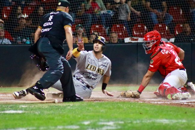 Calientes de Durango vs. Leones de Yucatán, juego 46, 1o de la serie, 16×10, 2 del 100625 en Durango, Geraldi Díaz, cátcher, Víctor Torres, umpire y Diosbel Arias barriéndose,