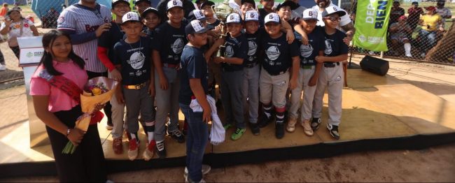 Cecilia patrón laviada, Iván Herrera Rosiles, Pedro Cámara Salazar, inauguración IX Liga Meridana Infantil y Juvenil de Béisbol del 210625 Unidad Fernando Valenzuela