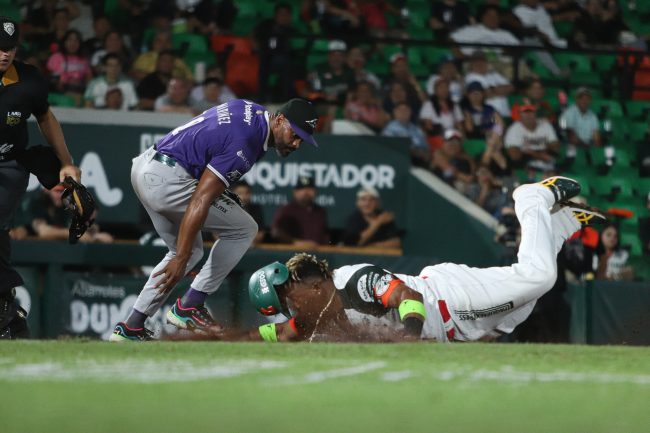 Conspiradores de Querétaro vs. Leones de Yucatán, juego 40, 1o de la serie, 12×9, del 030625 en Mérida, Yadir Drake con Reymin Guduan