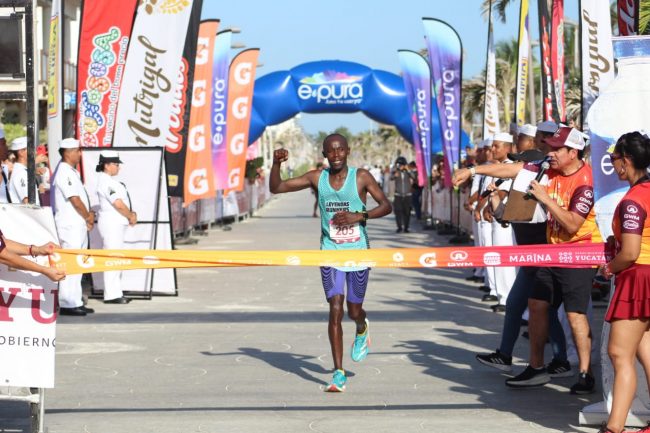 Keniano Stephen Ndege, ganador del Maratón de la Marina 2005, XXXVI edición, del 080625 en Progreso
