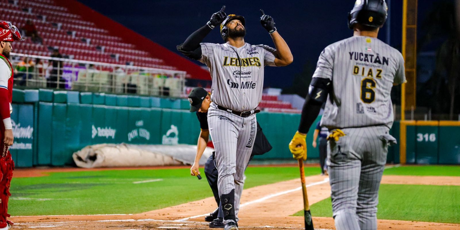 Leones de Yucatán vs. Águila de Veracruz, juego 58, 2o de la serie, serie empatada, 11×5, del 250625 en Veracruz, Art Charles pegó dos jonrones