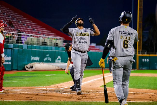Leones de Yucatán vs. Águila de Veracruz, juego 58, 2o de la serie, serie empatada, 11×5, del 250625 en Veracruz, Art Charles pegó dos jonrones