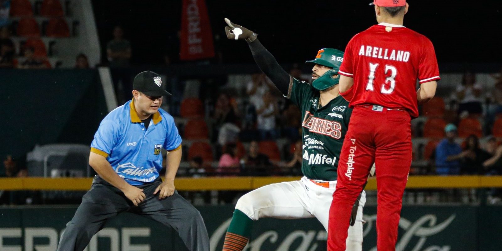Águila de Veracruz vs. Leones de Yucatán, juego 85, 2o de la serie, serie empatada, 7×2 2 del 300725 en Mérida, Antonio Piñero con Carlos Arellano y umpire Emmanuel Peregrina