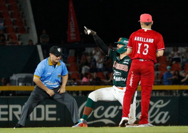 Águila de Veracruz vs. Leones de Yucatán, juego 85, 2o de la serie, serie empatada, 7×2 2 del 300725 en Mérida, Antonio Piñero con Carlos Arellano y umpire Emmanuel Peregrina