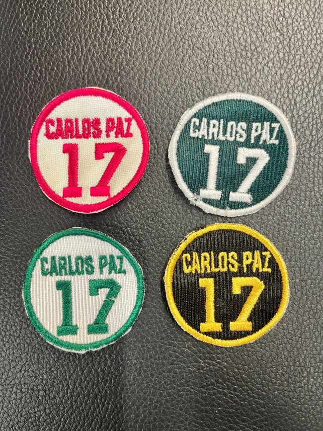 Carlos Paz, parches con su nombre, homenaje de los Leones, del 150725