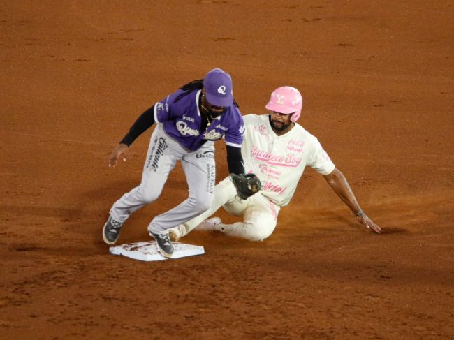 Conspiradores de Querétaro vs. Leones de Yucatán, juego 77, 3o de la serie, barren a los Leones, 5×3, del 200725 en Mérida, Alen Hanson out a Henry Ramos en la 2a entrada