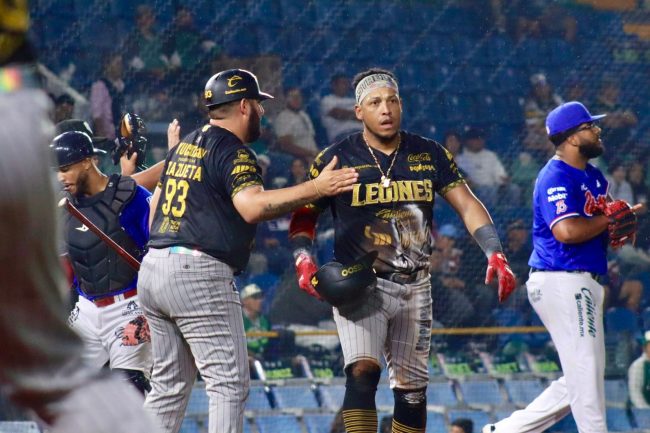 Leones de Yucatán vs. Bravos de León, juego 67, 2o de la serie, serie empatada, 12×10, del 090725 en León, Yangervis Solarte