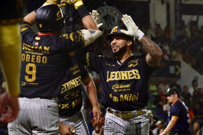 Leones de Yucatán vs. Bravos de León, juego 68, 3o de la serie, serie para los Leones, 3a ganada al hilo, 14×2, 2 del 100725 en León, Leury García tras batear su tercer jonrón del año con los Leones