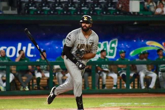 Leones de Yucatán vs. Olmecas de Tabasco, juego 70, 2o de la serie, serie empatada, 3×1, del 120725 en Villahermosa, Art Charles, jonrón