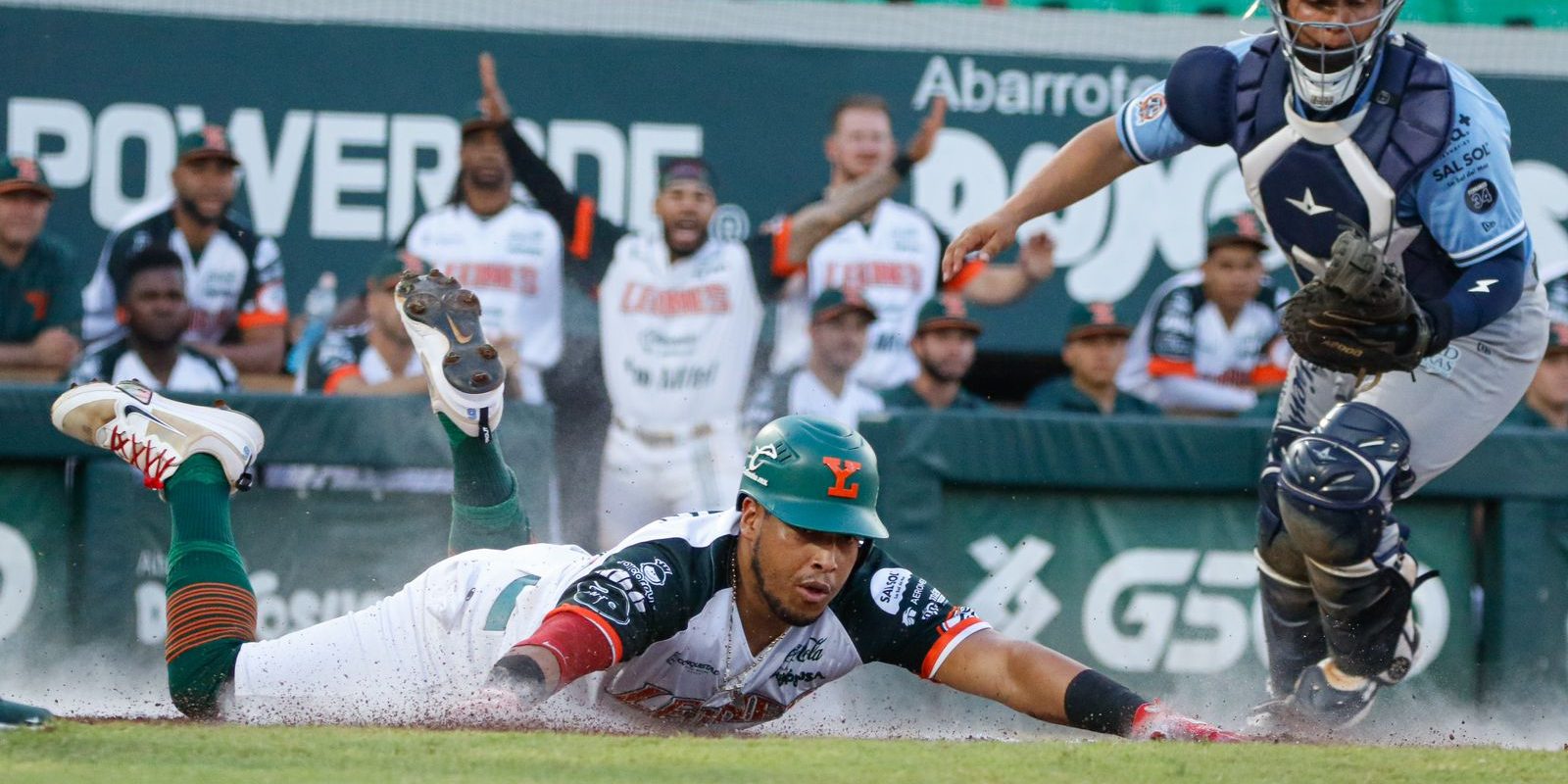 Leones de Yucatán vs. Tigres de Quintana Roo, juego 64, 2o de la serie, serie para los Leones, 6×3, 8 del 060725 en Mérida, Yangervis Solarte anotando