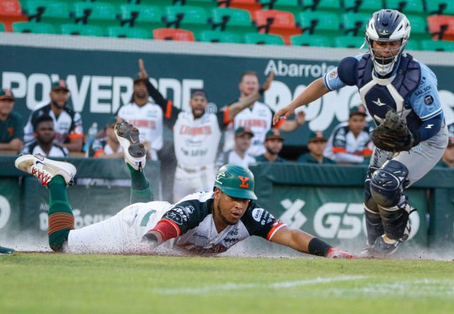 Leones de Yucatán vs. Tigres de Quintana Roo, juego 64, 2o de la serie, serie para los Leones, 6×3, 8 del 060725 en Mérida, Yangervis Solarte anotando