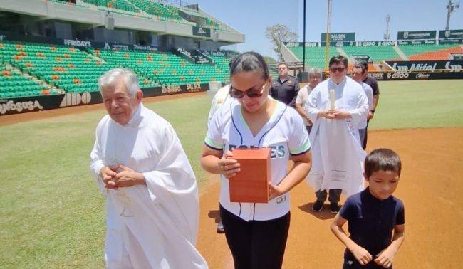 Lorenzo Mex Jiménez con cenizas de Carlos Paz del 040725 en el parque Kukulcán ddf929ac-445c-4de3-bce1-aac098a39be0