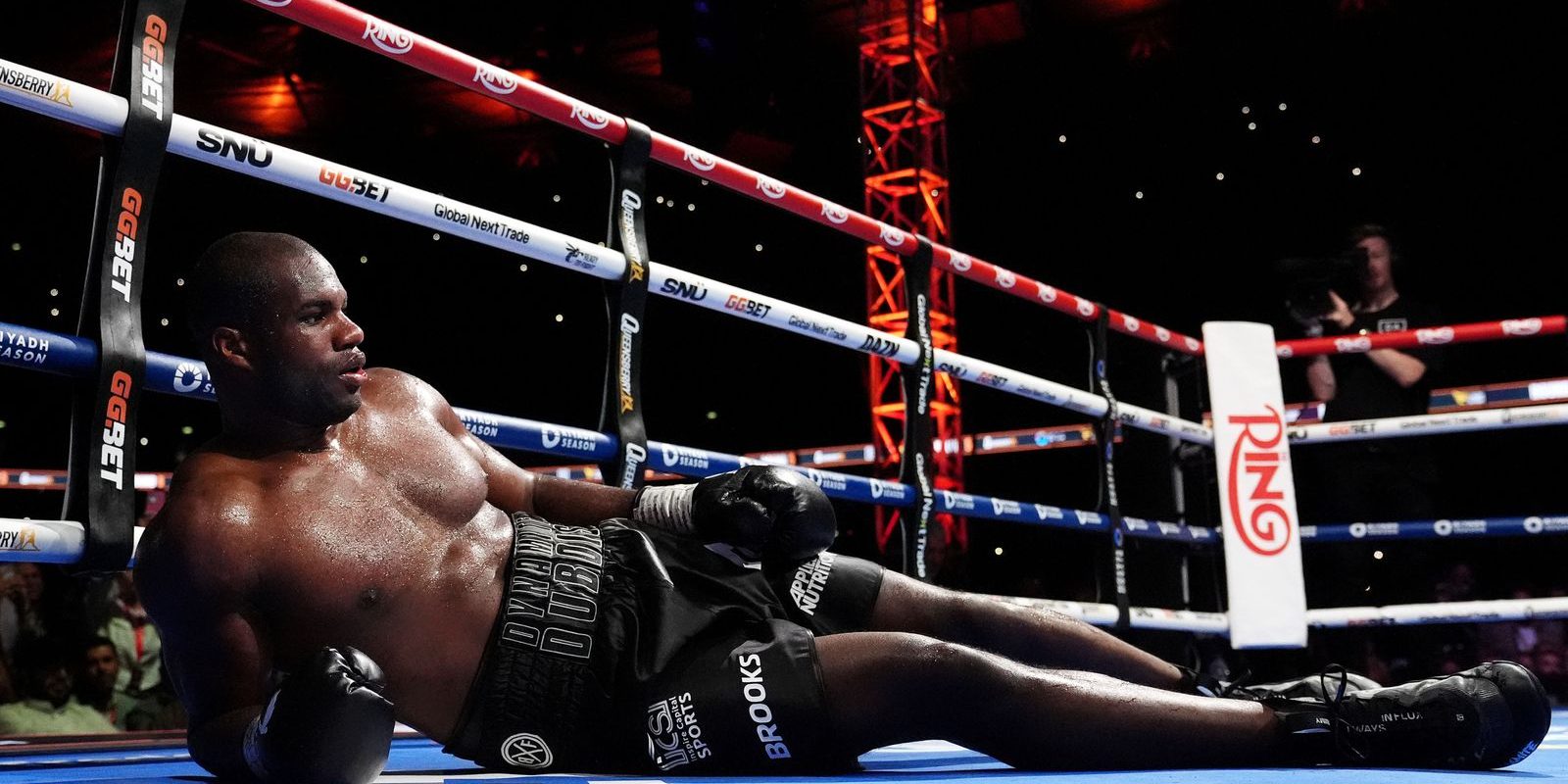 Oleksandr Usyk vs. Daniel Dubois gko 5, retuvo campeonatos mundiales OMB, CMB, AMB y ganó el de la FIB, se convirtió en tres veces campeón absoluto de la división, del 190725