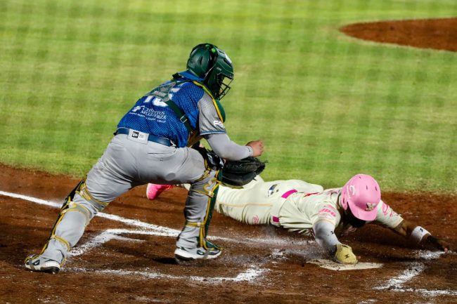 Pericos de Puebla vs. Leones de Yucatán, juego 62, 3o de la serie, serie para los Leones, 5×3, del 030725 en Mérida, Henry Ramos anotando en la 6a y Juan Kirk