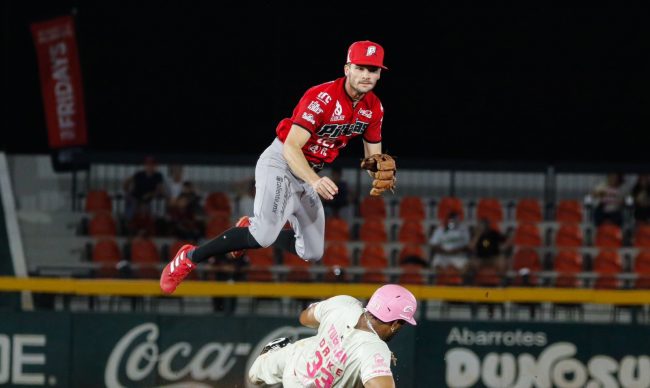 Piratas de Campeche vs. Leones de Yucatán, juego 74, 3o de la serie, serie para los Piratas, Leones rompen racha de 4 series ganadas al hilo, 6×4, del 170715 en Mérida, Connor Hills y Yadir Drake