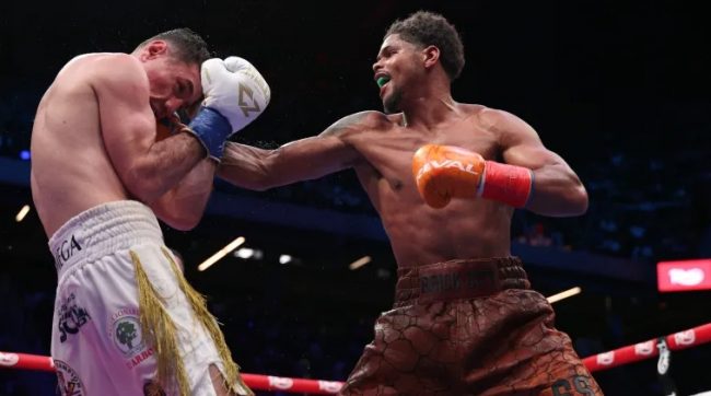 Shakur Stevenson vs. William Camarón Zepeda, gdu 12, del 120725 en Queens Nueva York, retuvo el campeonato mundial ligero del CMB
