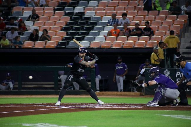 Tigres de Quintana Roo vs. Conspiradores de Querétaro, 1o de la serie, 1×0, del 010725 en Cancún Conspiradores lanza sin hit, pero con carrera y pierde