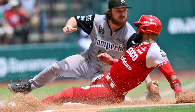 Diablos Rojos del México vs. Piratas de Campeche, 2o juego serie del sur, serie empatada, 6×4 del 310825 en la Ciudad de México, Robbie Tenerowicz esperando a Allen Córdoba
